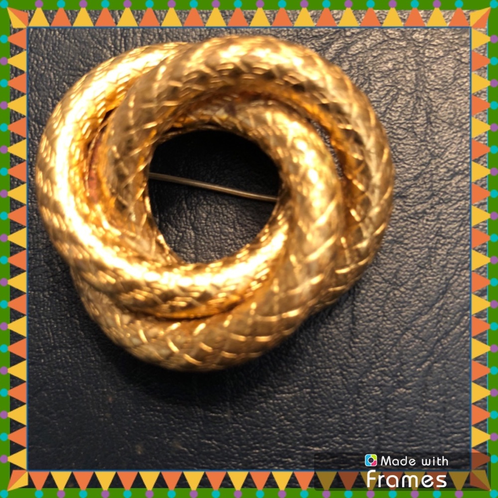💃🏻Goldtone brooch pin💃🏻